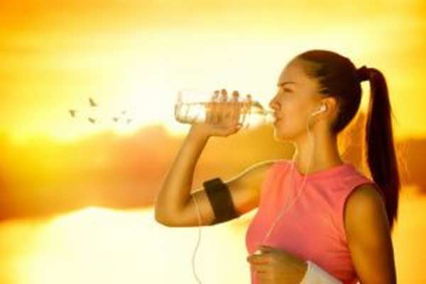 Каждые 20 минут тренировки нужно пить как можно больше чистой негазированной воды