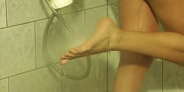 массаж стопы душем