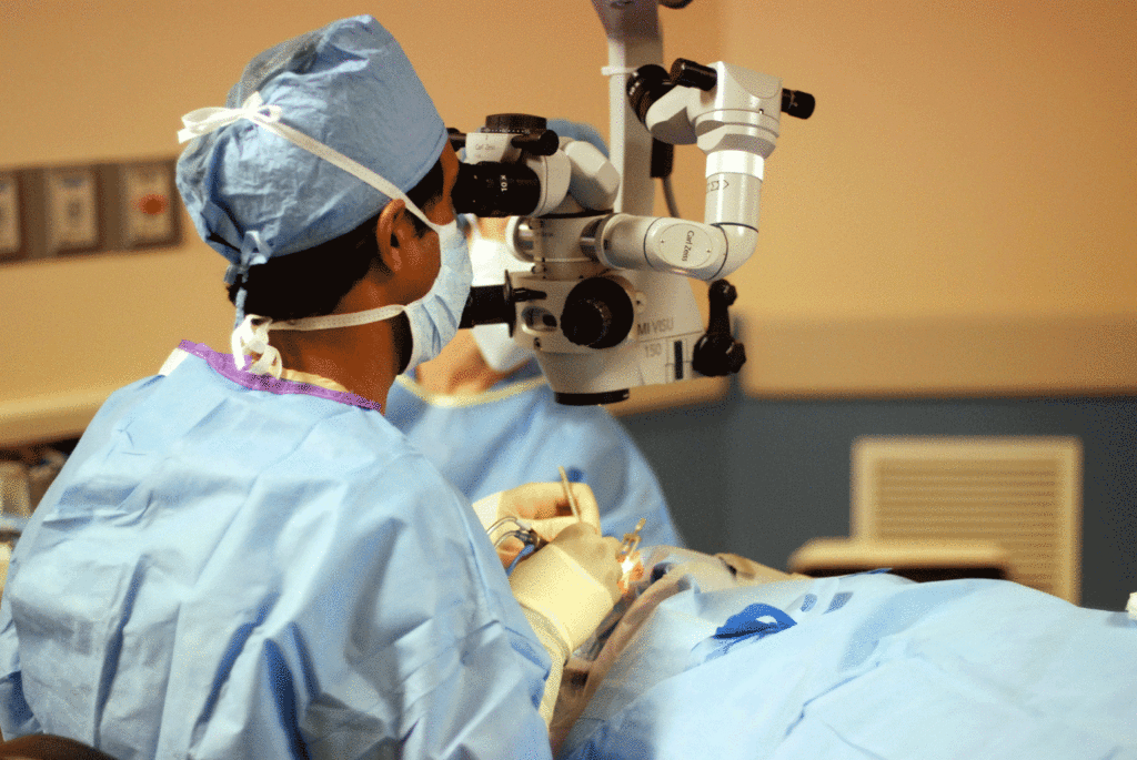 Глазной хирург