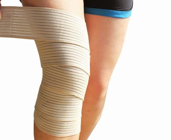Накладывание эластичного бинта на коленный сустав