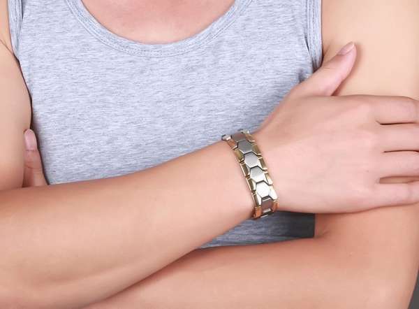Почему носить магнитный браслет нужно именно на руке