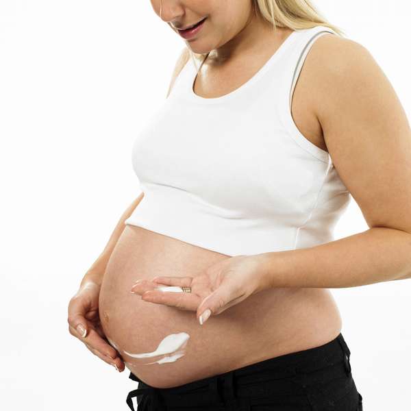 Как же выбрать результативный крем от растяжек во время беременности?